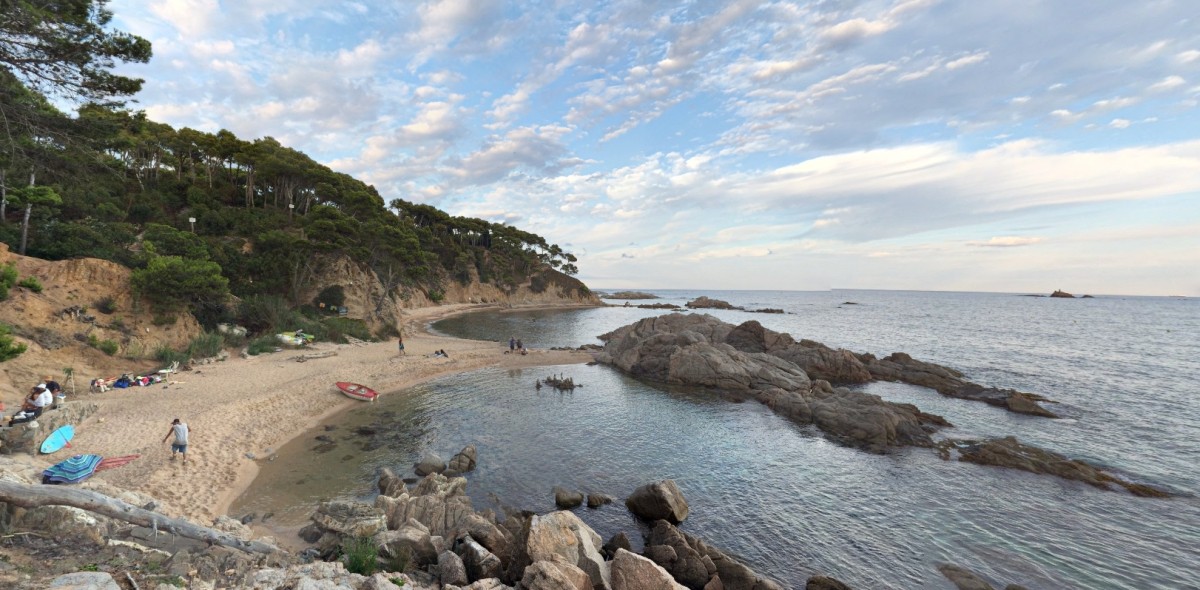 Cala poco concurrida y bonita en España