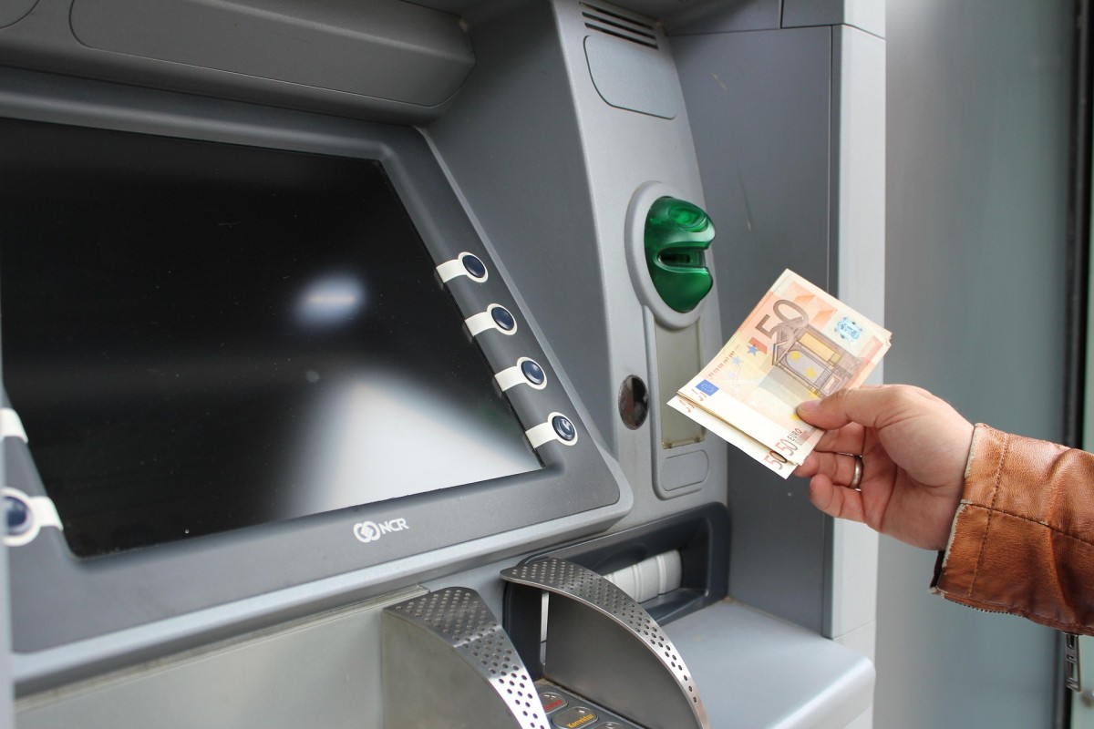 Cajeros automáticos más accesibles con la Ley 11/2023 Persona usando un cajero automático
