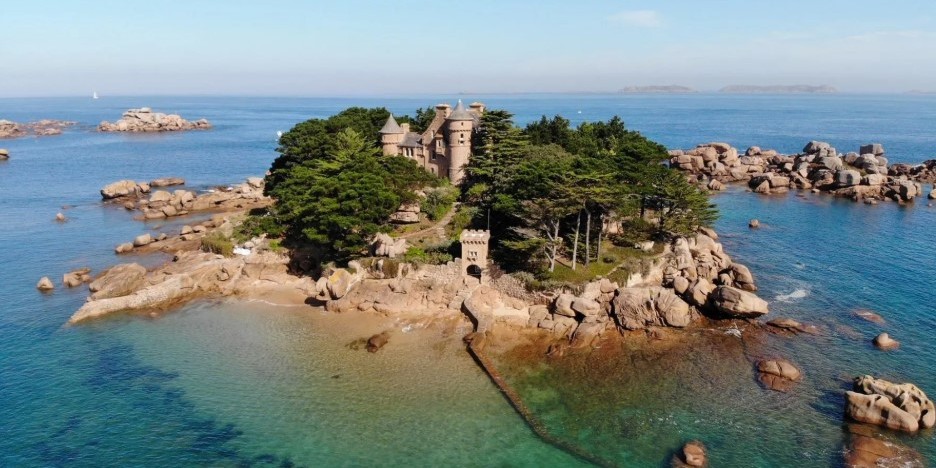 isla privada con castillo del siglo XIX en Bretaña (Francia)