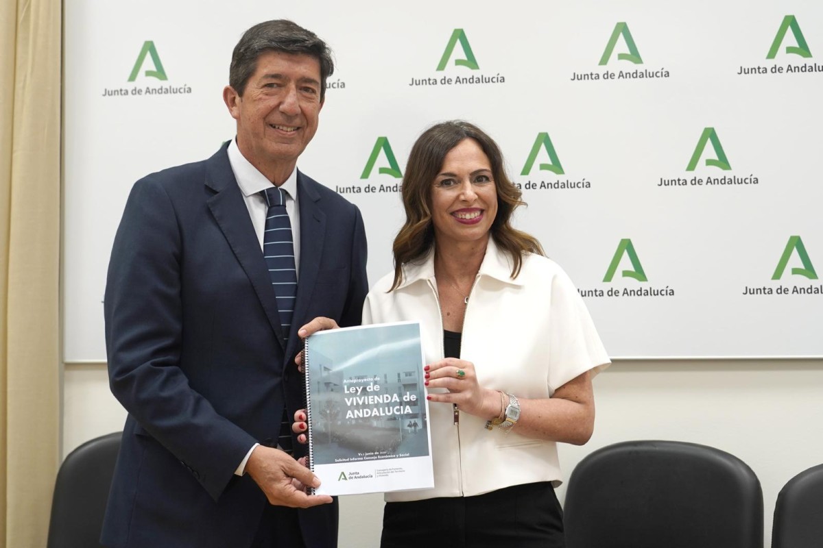 El presidente de CES, Juan Marín, y la consejera de Fomento, Rocío Díaz