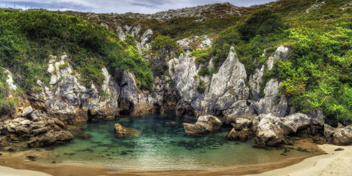 Playa de Gulpiyuri, Asturias