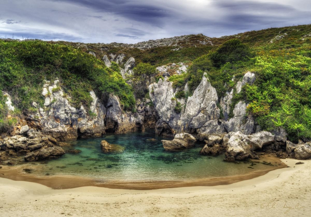 Playa de Gulpiyuri, Asturien