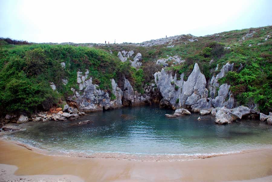 Playa de Gulpiyuri, una playa única en el mundo