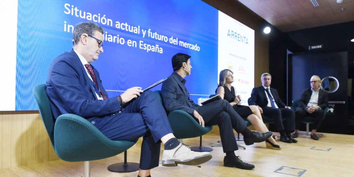 (De izq. a dch.) Jorge Ginés (Asprima), Javier Martín (MIVAU), María José Piccio-Marchetti (C. Madrid), Miguel Ángel Gómez Huecas (FADEI y AMADEI) y Francis Fernández Ariza (UCI)