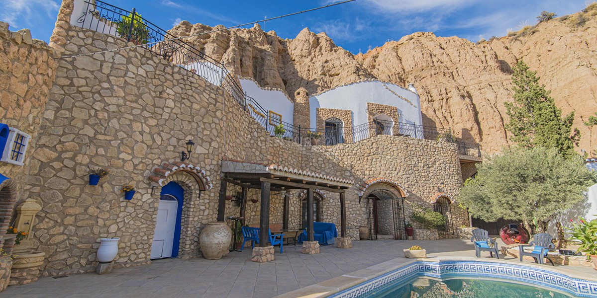 Do people still live in caves in Spain?