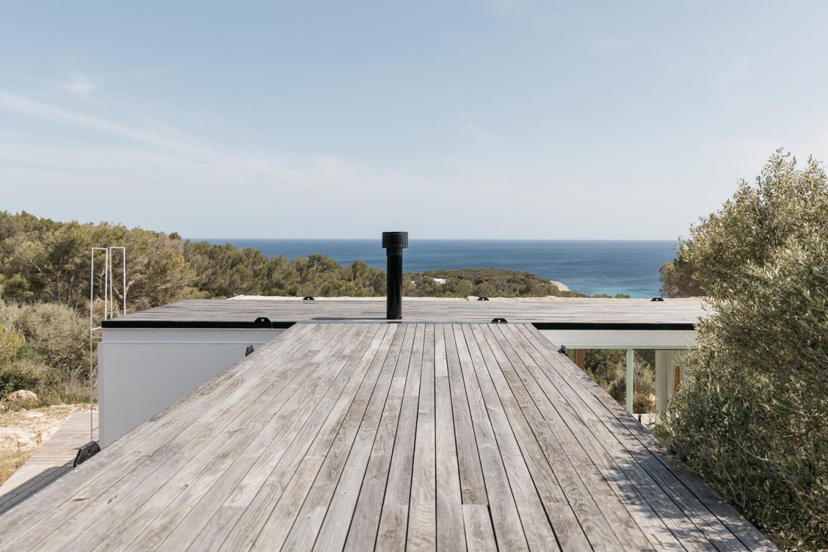 The architects are Ignacio de La Vega and Pilar Cano-Lasso