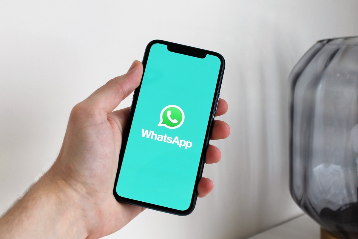 Móvil con WhatsApp usado como prueba del acuerdo para finalizar el contrato de alquiler