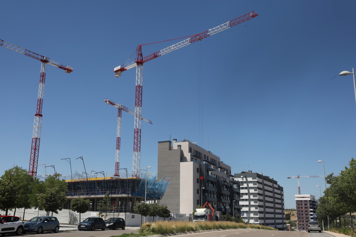 Archivo - Foto de archivo de un edificio en construcción en Madrid (España). 