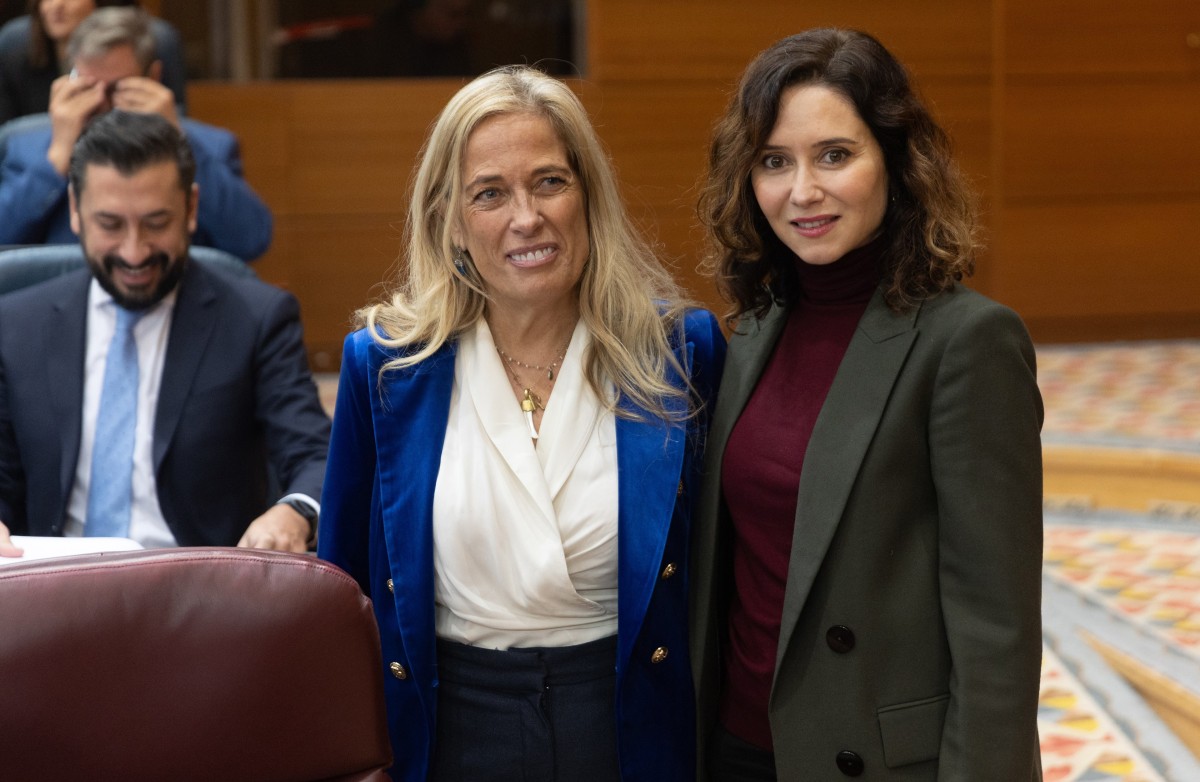 Entra en vigor la rebaja fiscal del impuesto de sucesiones en Madrid entre hermanos, tíos y sobrinos Archivo - La consejera de Economía, Hacienda y Empleo, Rocío Albert (i), y la presidenta de la Comunidad de Madrid, Isabel Díaz Ayuso (d), durante una sesión plenaria, en la Asamblea de Madrid, a 20 de diciembre de 2024, en Madrid (España).
