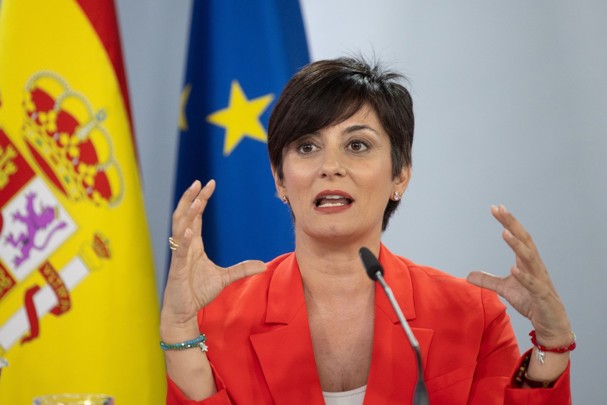 La Ministra de Vivienda y Agenda Urbana de España, Isabel Rodríguez García, ofrece declaraciones a la prensa tras el Consejo de Ministros, a 1 de julio de 2025, en Madrid (España). El consejo de ministros aprueba una subida salarial del 0,5% para los func