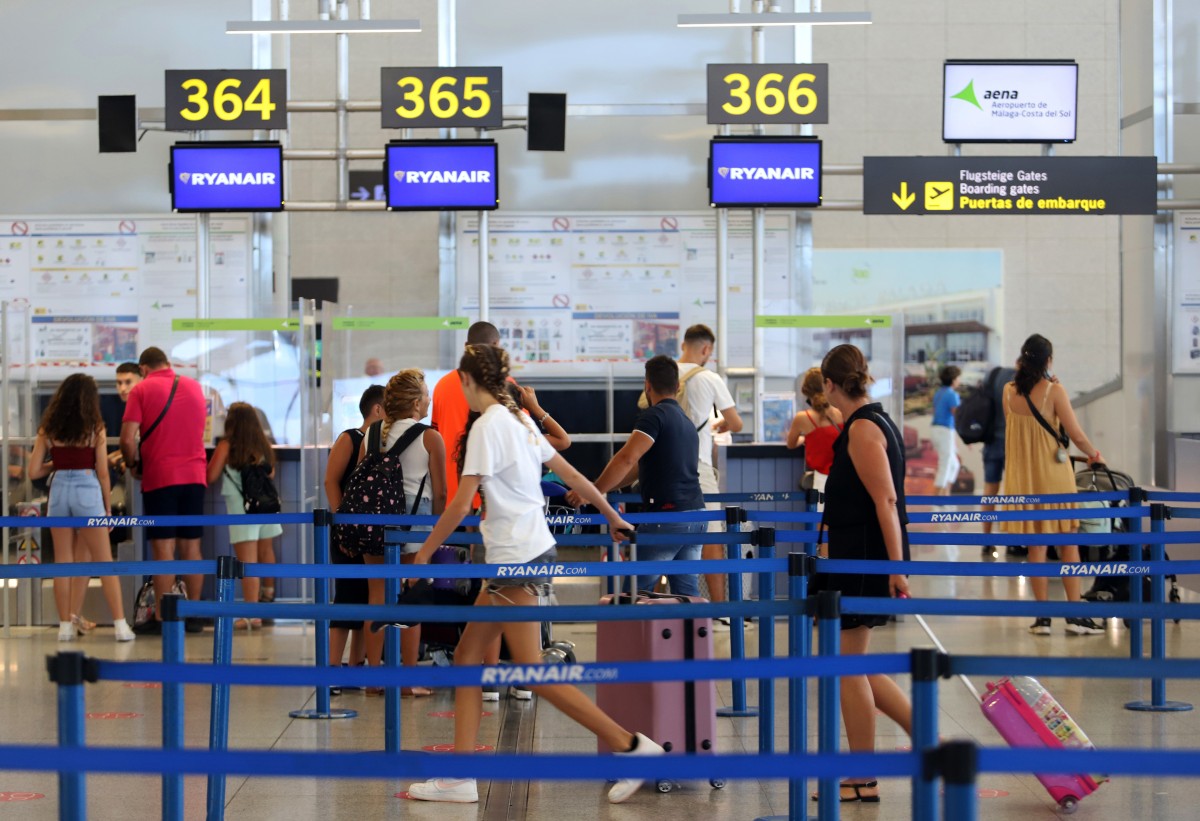 Catorce aeropuertos españoles, entre los mejores del mundo, según AirHelp Archivo - Cientos de turistas hacen colas en los puestos de embarque de Ryanair, en el Aeropuerto Costa del Sol,
