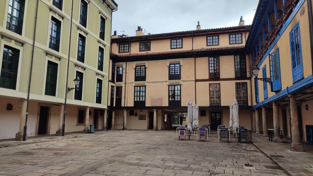 La vivienda sigue siendo el principal problema de los españoles, según el CIS Archivo - Plaza de El Fontán, en Oviedo.