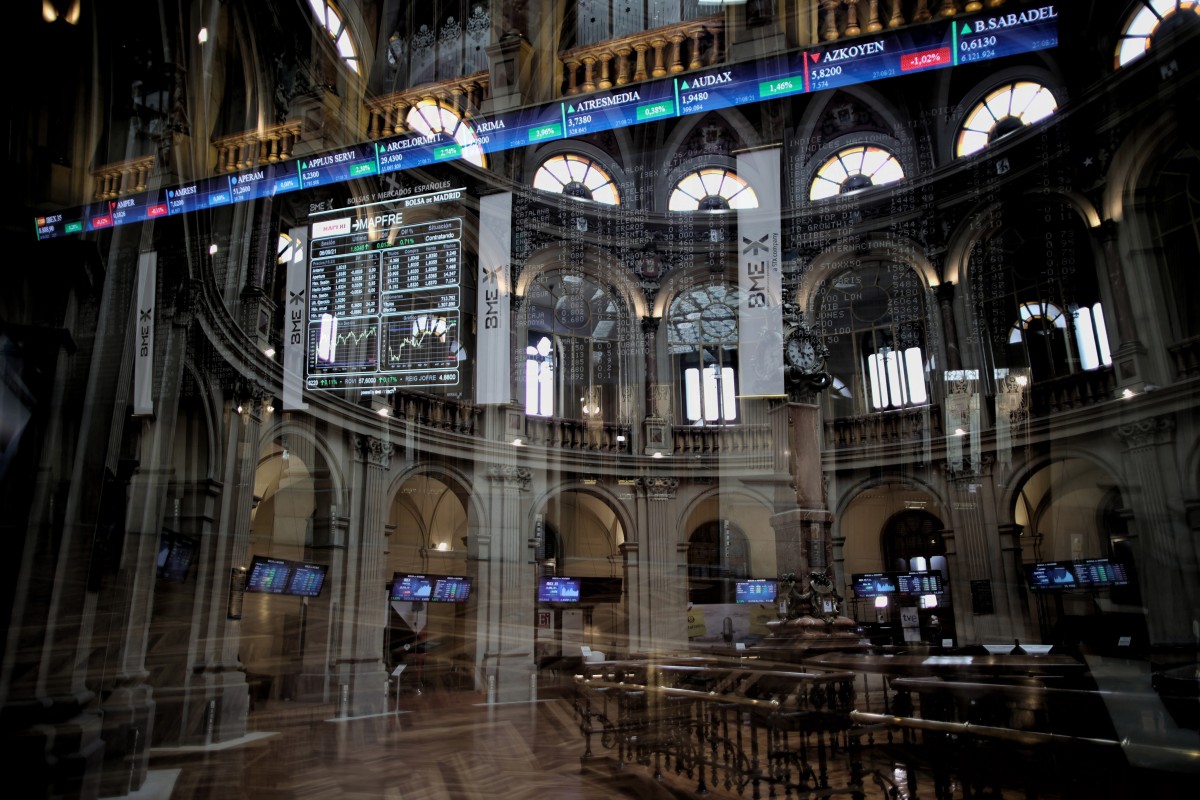 La confianza del inversor español se coloca en terreno negativo por primera vez desde 2022, según JP Morgan Archivo - Valores del Ibex 35 en el Palacio de la Bolsa de Madrid, a 6 de septiembre de 2021, en Madrid (España).