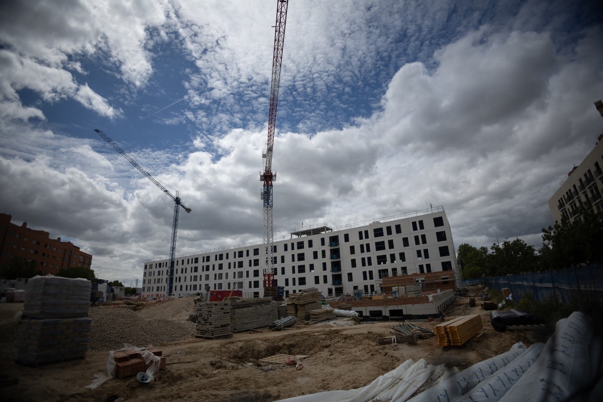 Archivo - Construcción de un bloque de viviendas, a 26 de abril de 2024, en Madrid