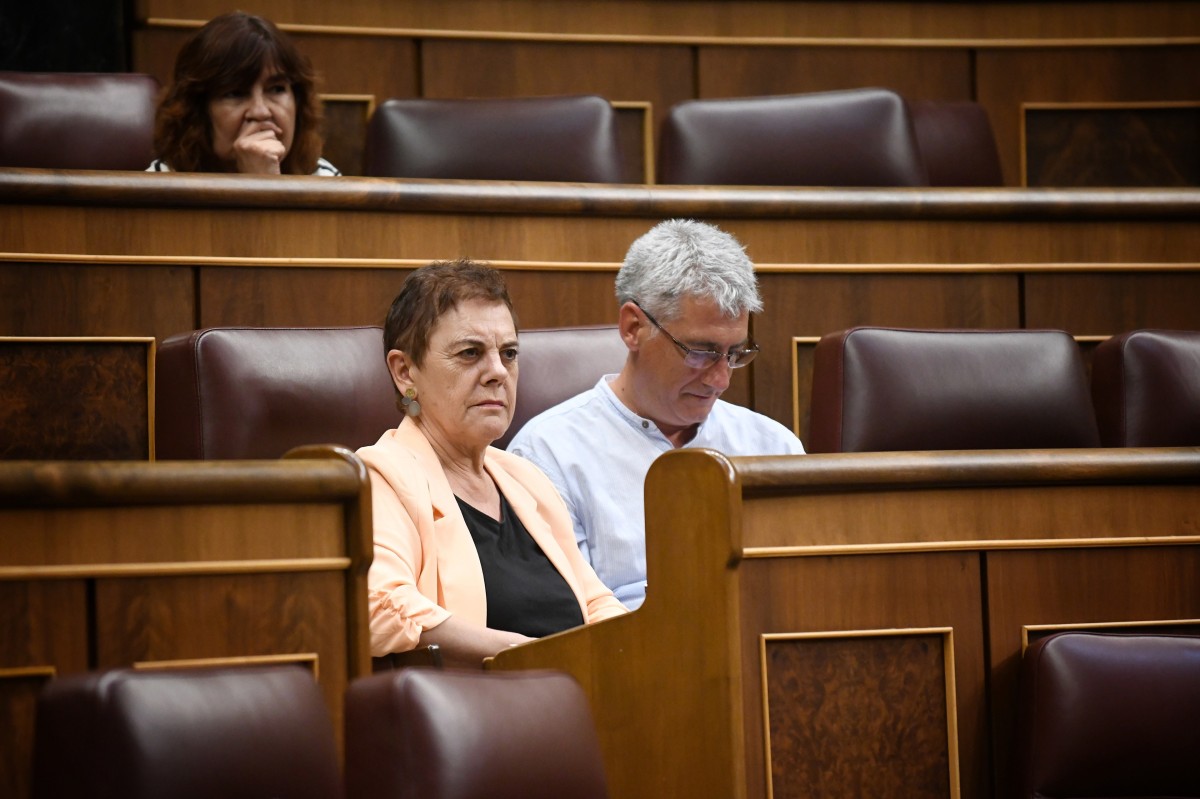 Los diputados de EH Bildu, Mertxe Aizpurua y Oskar Matute, durante un pleno en el Congreso de los Diputados, a 25 de junio de 2025, en Madrid (España). 