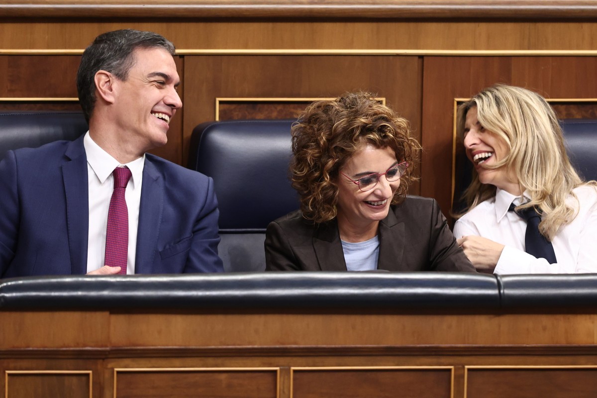 El Congreso aprueba la ley que exime de IRPF al salario mínimo y la envía al BOE para su entrada en vigor Archivo - (I-D) El presidente del Gobierno, Pedro Sánchez; la vicepresidenta primera y ministra de Hacienda, María Jesús Montero y la vicepresidenta segunda y ministra de Trabajo, Yolanda Díaz, durante una sesión de control al Gobierno, en el Congreso de