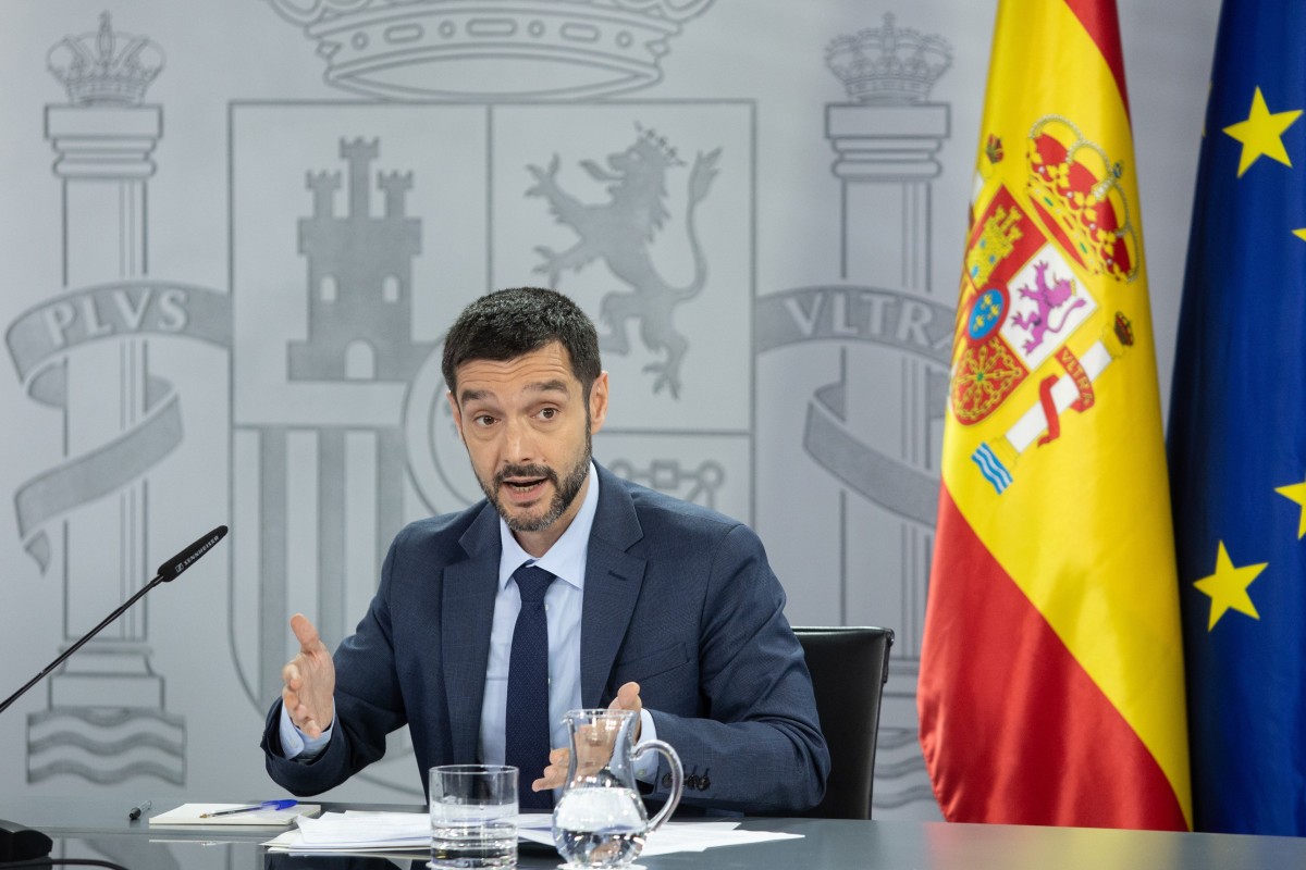 El ministro de Derechos Sociales, Consumo y Agenda 2030, Pablo Bustinduy, ofrece declaraciones a la prensa tras el Consejo de Ministros, a 1 de julio de 2025, en Madrid (España).