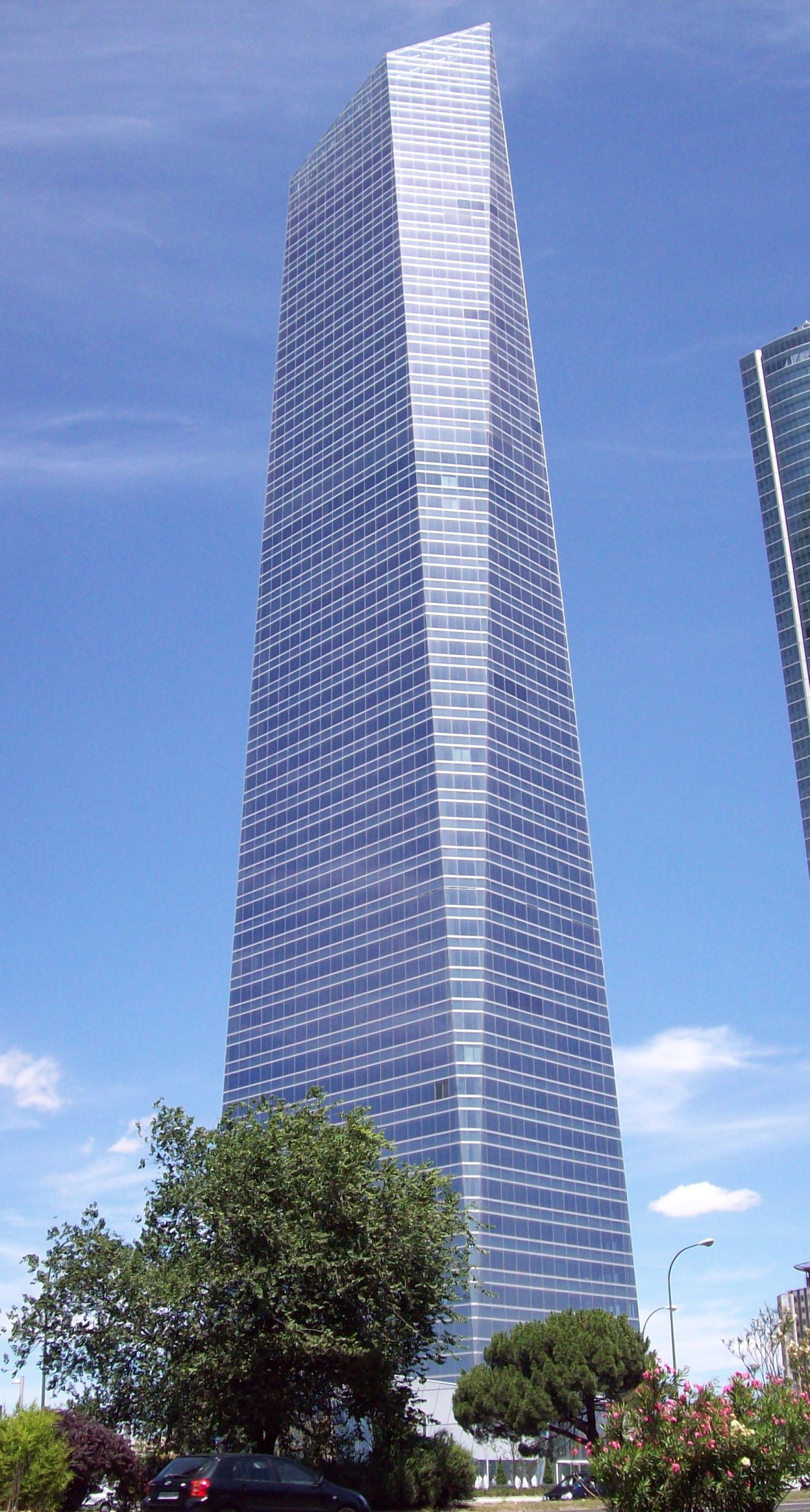 La Torre de Cristal de Madrid es el edificio más alto de España desde 2008 con sus 249 m.