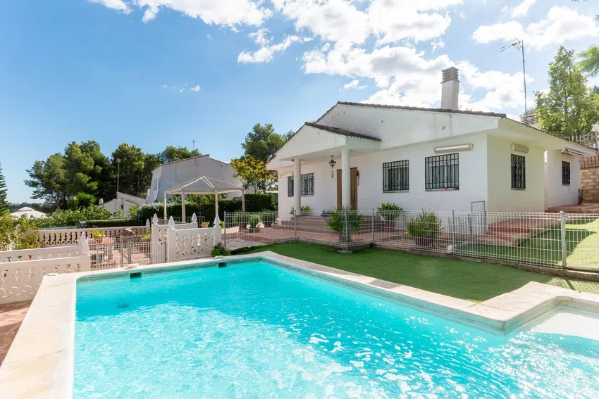 Casa con jardín y barbacoa