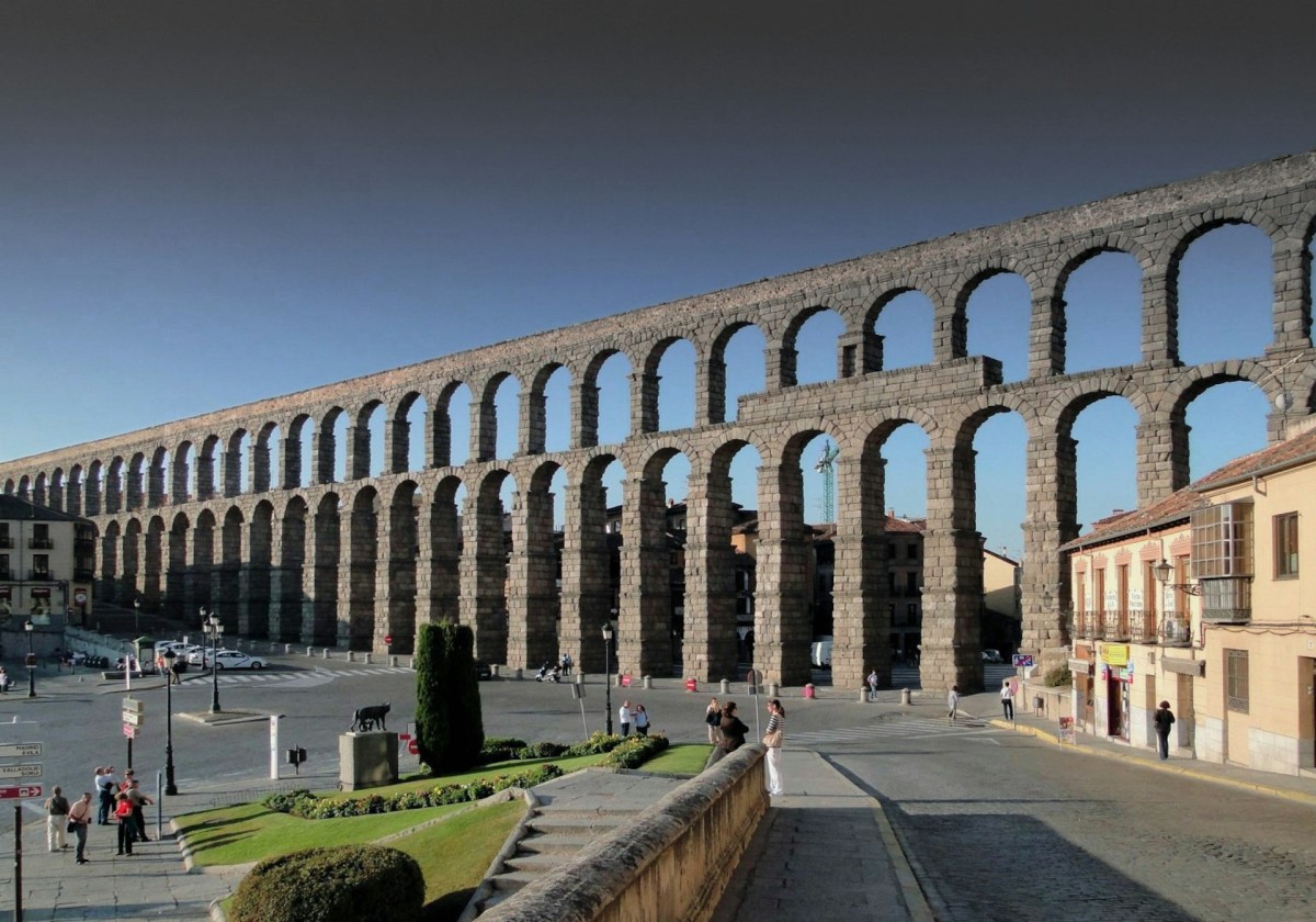 El Acueducto de Segovia es una de las infraestructuras hidráulicas mejor conservadas del mundo romano.