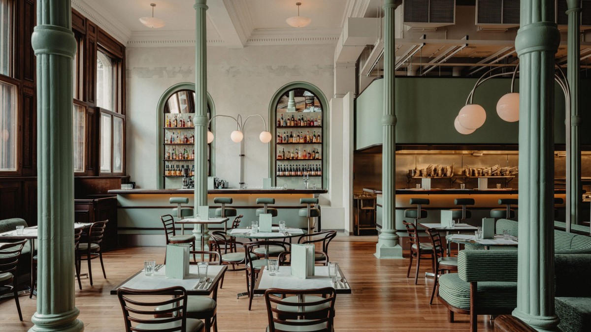 El restaurante Lina Stores y su Bar Lina se diseñaron por el estudio A-nrd en el edificio histórico de un antiguo banco en Shoreditch (Londres).