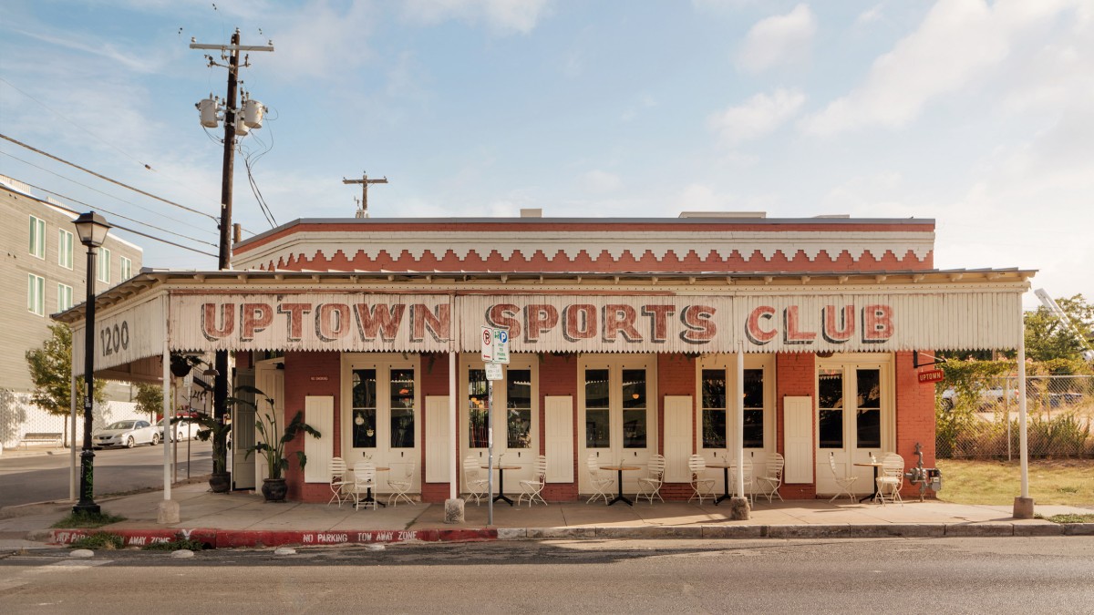 El proyecto de rehabilitación del Uptown Sports Club en Austin fue realizado por el estudio Michael Hsu Office of Architecture.