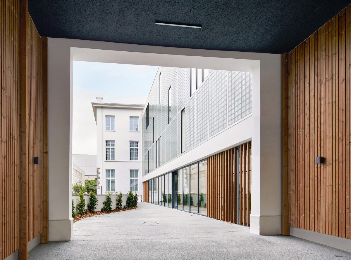 La rehabilitación apostó por una reutilización adaptativa: en lugar de derribar, decidieron integrar el edificio en el tejido urbano contemporáneo mediante su renovación. 