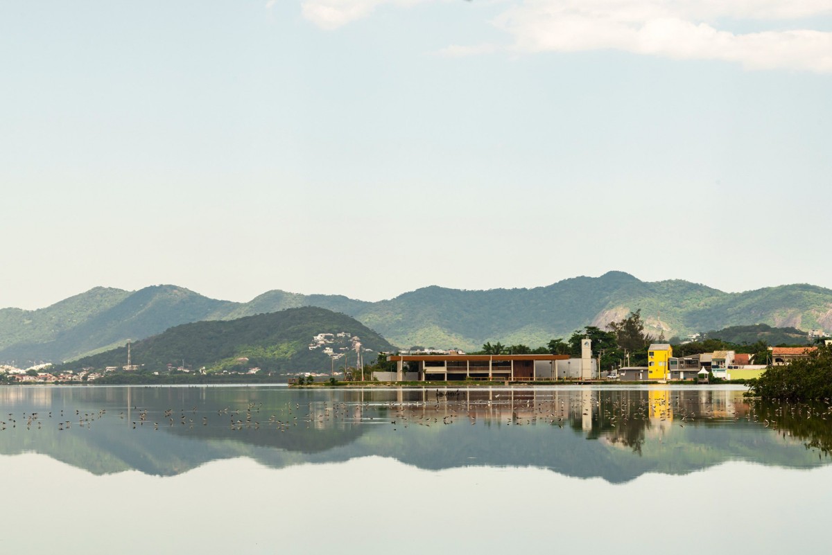 El ecomuseo se encuentra a orillas de la laguna Orla Piratininga, y se levanta como el núcleo de un ambicioso proyecto de recuperación ambiental.