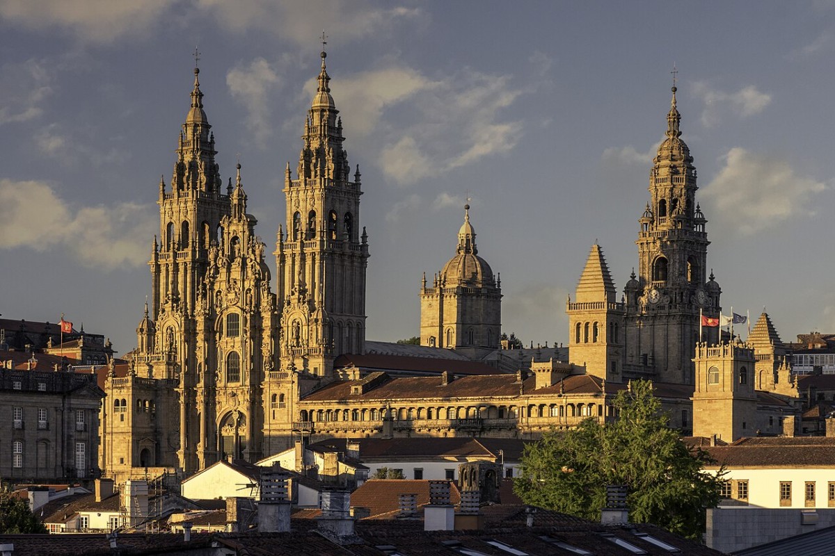 Bajo la decoración barroca se encuentran las torres románicas que, en su día, fueron las más altas de España.