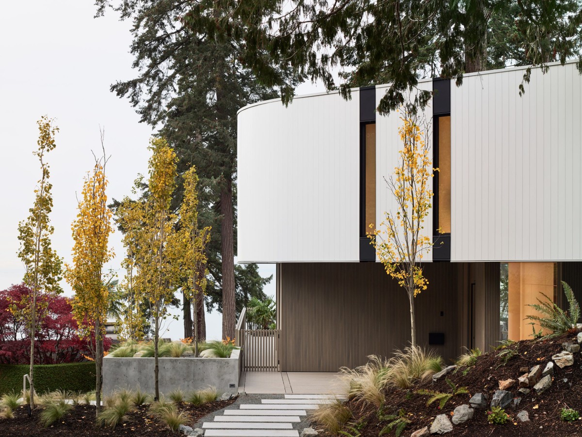 Lejos de optar por líneas rectas o formas ortogonales, se decidió trabajar con una fachada curva que sigue la forma de lágrima de la calle donde se ubica la vivienda.