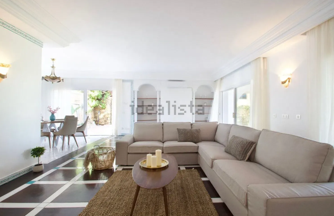 Se localiza en la primera línea de playa de Puente Romano