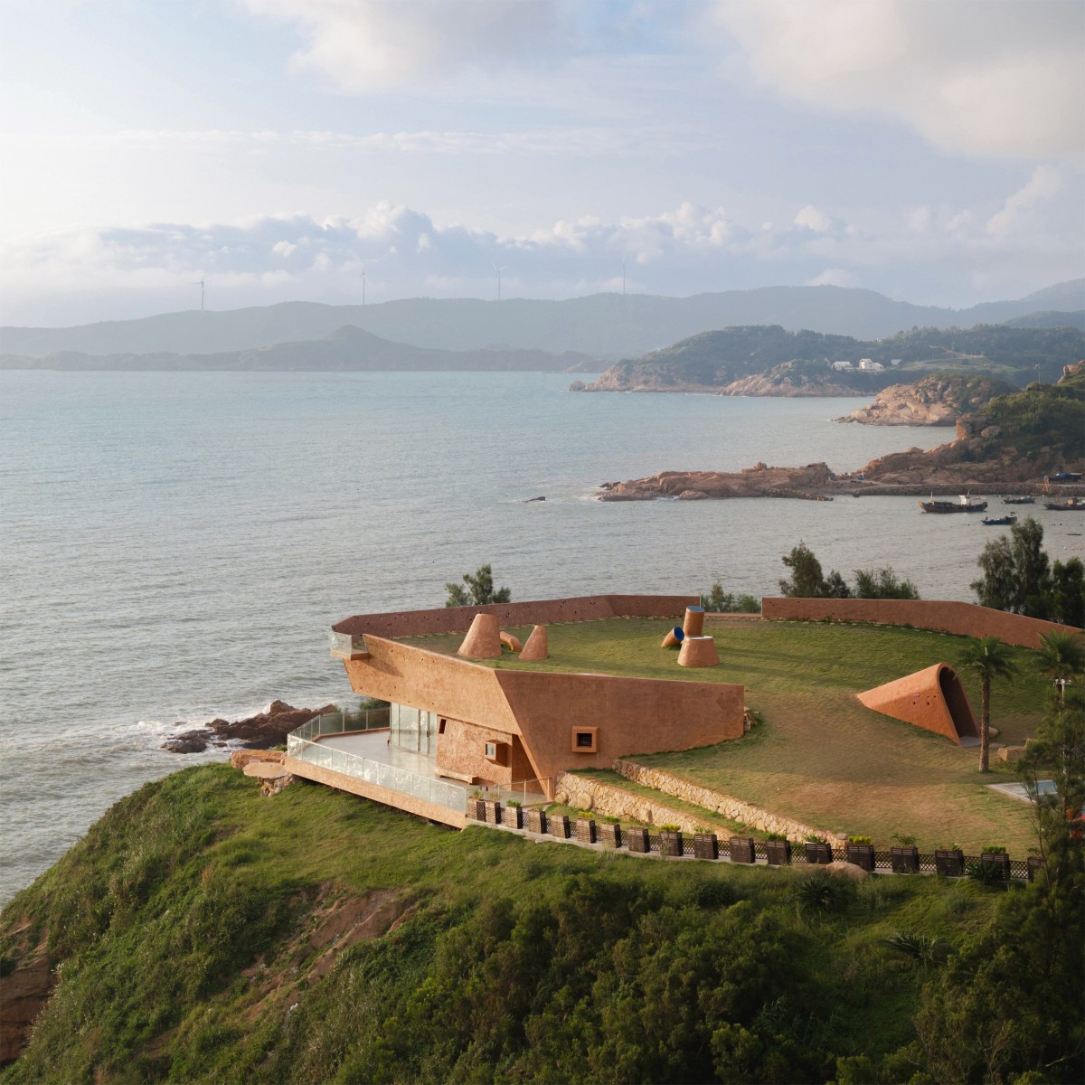 El edificio es un homenaje a las formaciones rocosas erosionadas por el mar que caracterizan la zona.