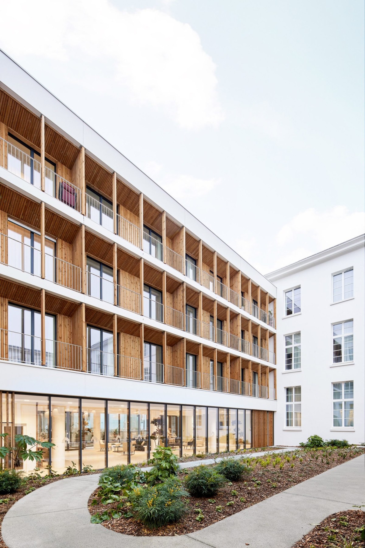 La rehabilitación ha creado 93 apartamentos, de los cuales 81 se encuentran dentro del edificio original, mientras que 12 se sitúan en una nueva ala añadida al complejo.