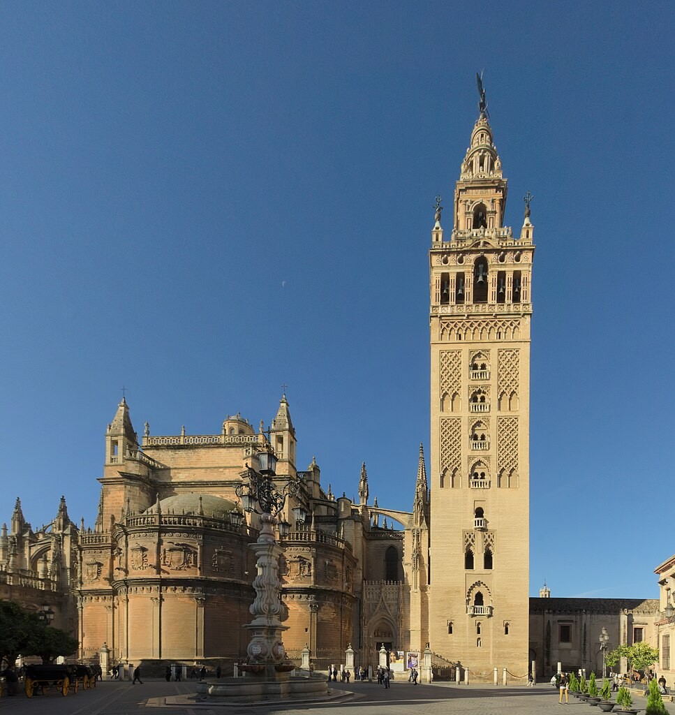 La Giralda de Sevilla fue el edificio más alto de la península desde finales del siglo XII hasta mediados del siglo XX.