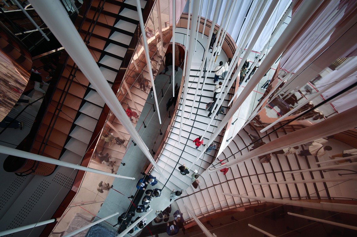 La escalera es uno de los elementos más visibles y dinámicos del pabellón. Más allá de su función práctica, contribuye a la narrativa conceptual del proyecto.