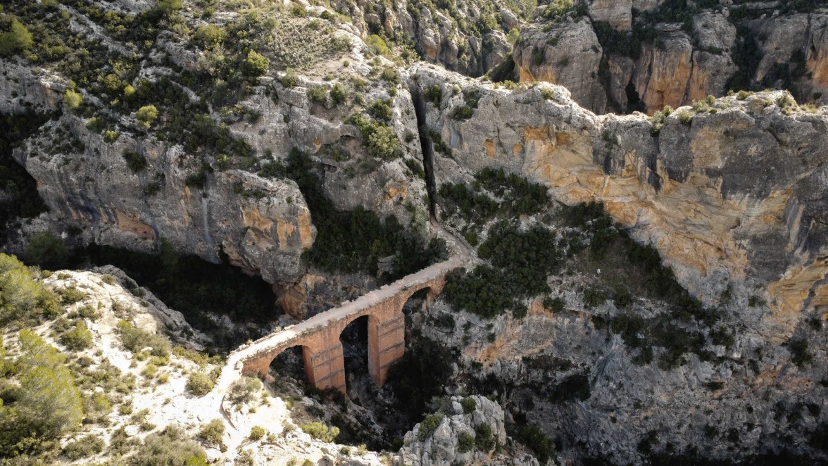 Acueducto de Peña Cortada en Calles (Valencia) donde se aprecia el corte en la montaña por donde discurre la canalización.