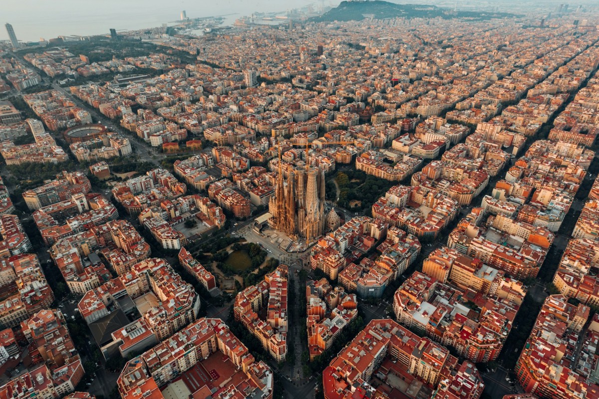 Die Sagrada Familia befindet sich im Stadtteil Eixample und wurde von Ildefonso Cerdá entworfen.