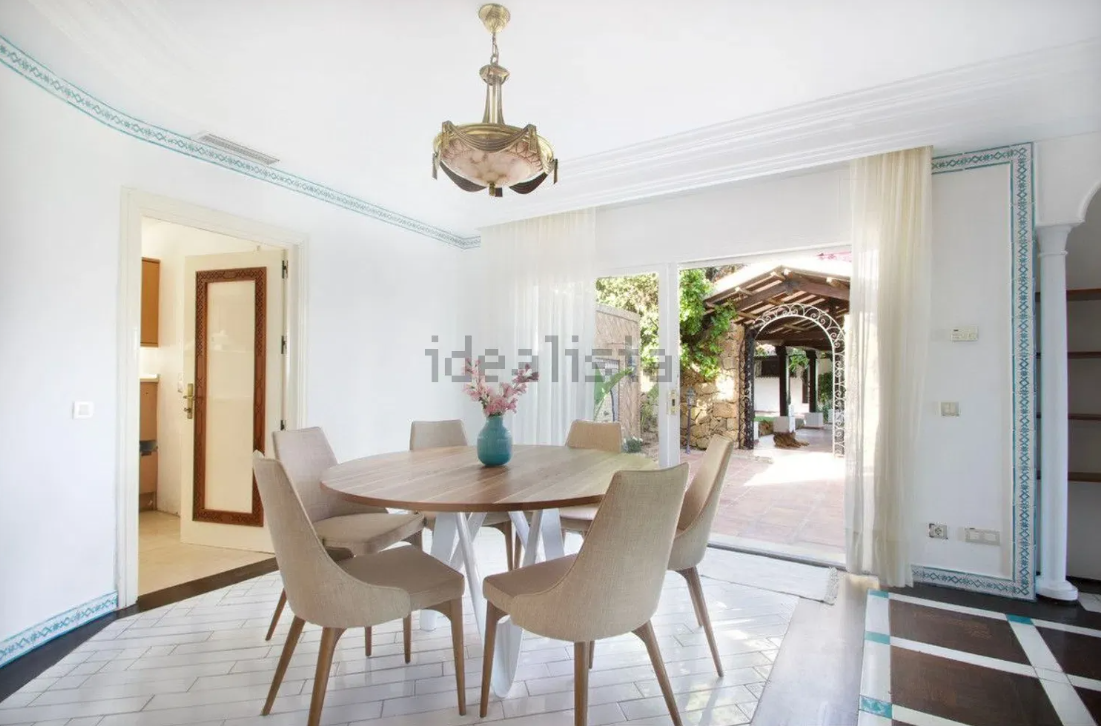 La vivienda consta de una superficie construida de 1.590 m2