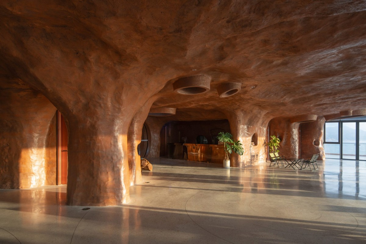 El interior del edificio está compuesto por múltiples espacios interconectados en forma de ‘cueva’.