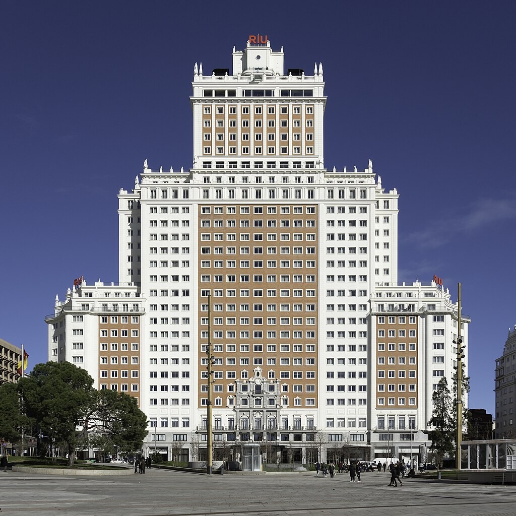 Construido en 1953, combinó hormigón armado con un repertorio neobarroco para recrear un “skyline castizo”.