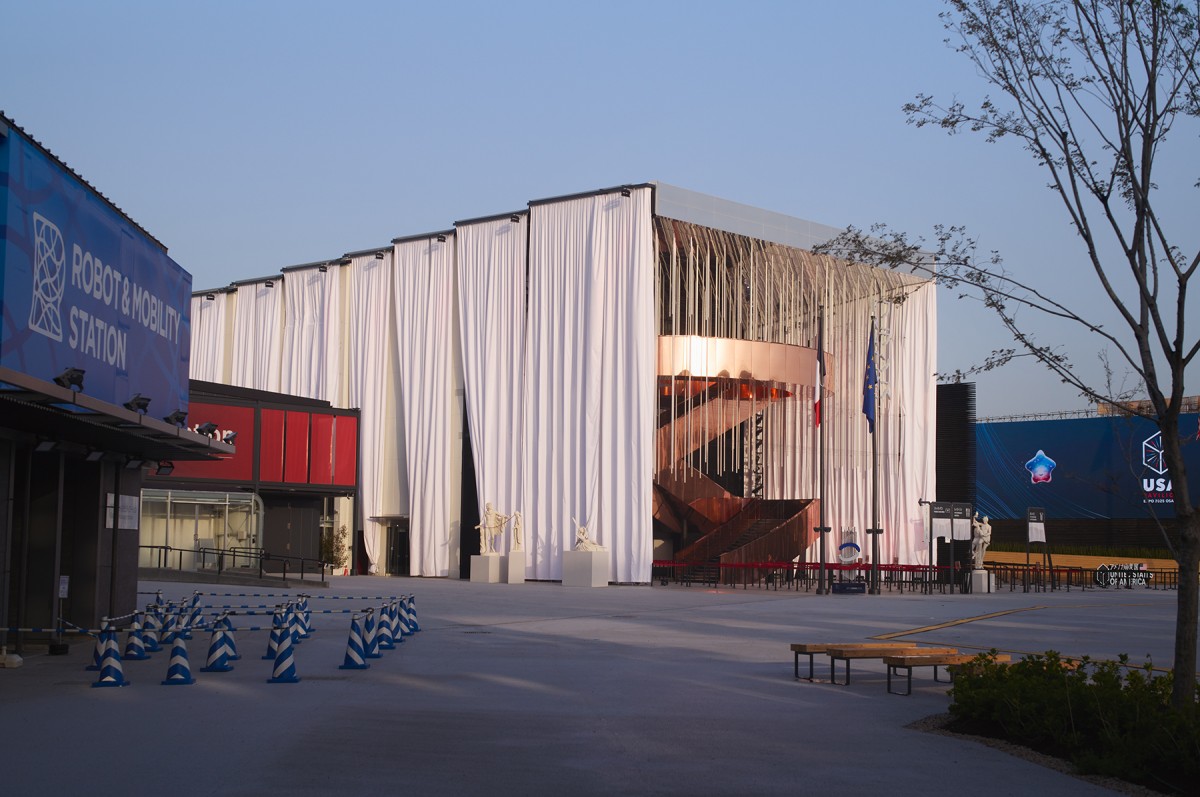 Las fachadas de tela blanca de 17 metros de alto que enmarcan el edificio recuerdan a los telones escénicos.