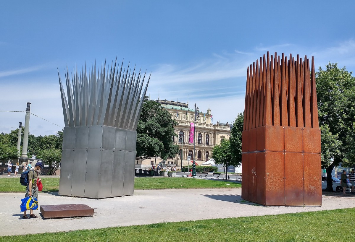House of the Suicide y House of the Mother of the Suicide en Praga.