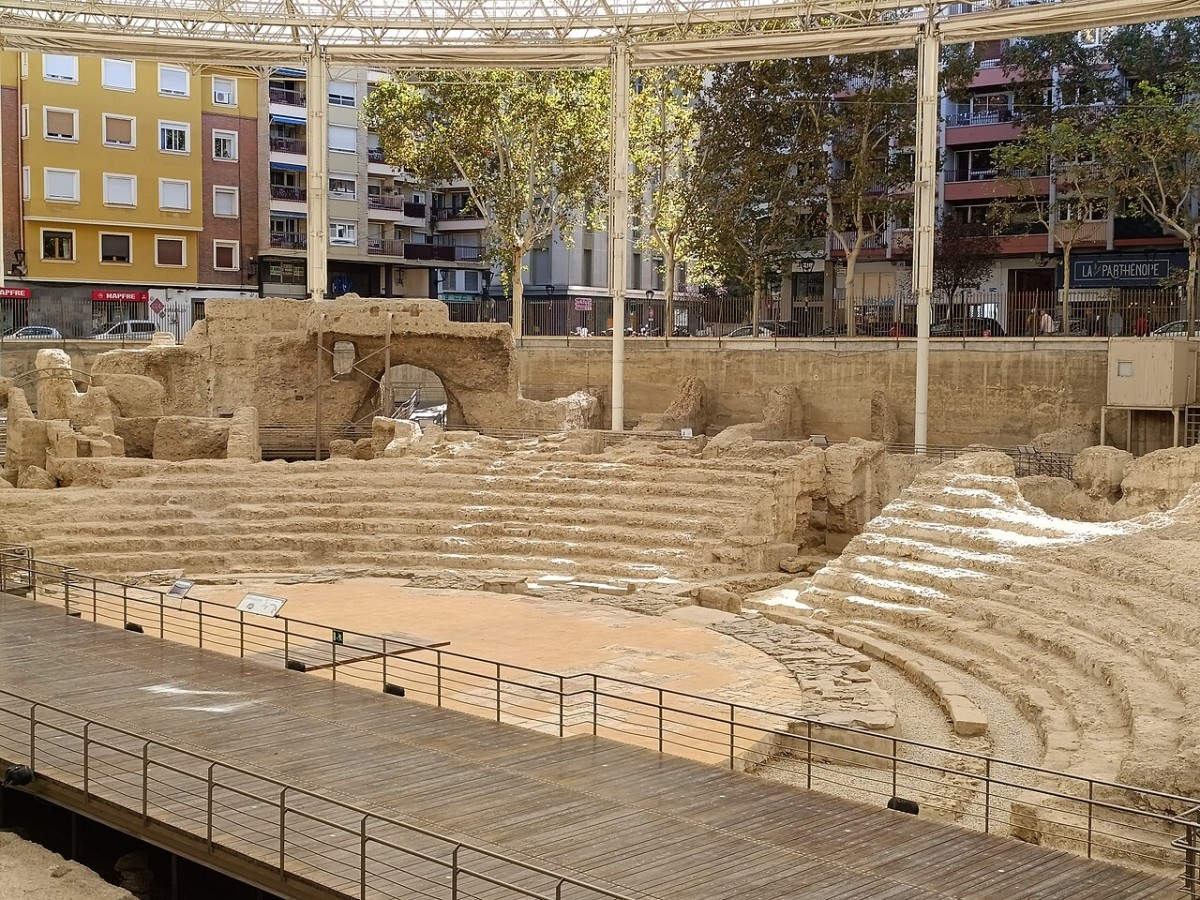 La estructura de las gradas del Teatro romano de Zaragoza están realizadas en opus caementicium.