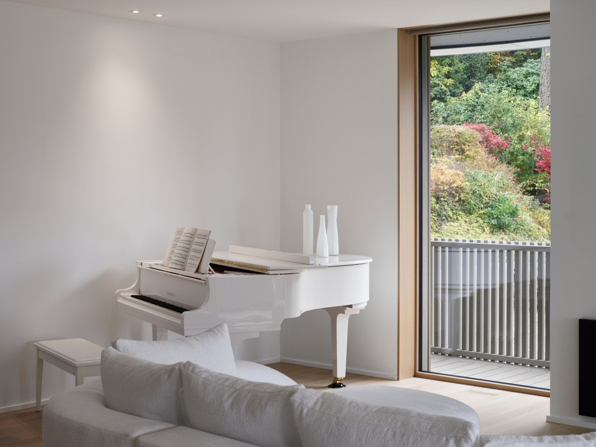 El nombre, como no podía ser de otra forma, lo toma del piano de cola blanco del cliente, protagonista absoluto del salón.