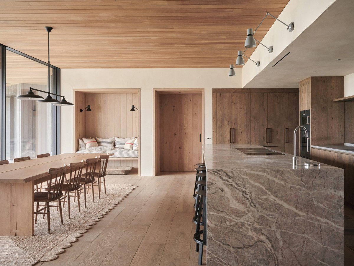 El interior fue diseñado en colaboración con el estudio local Millard & Flo, y destaca por su uso en acabados de iroko, yeso de arcilla y piedra volcánica.