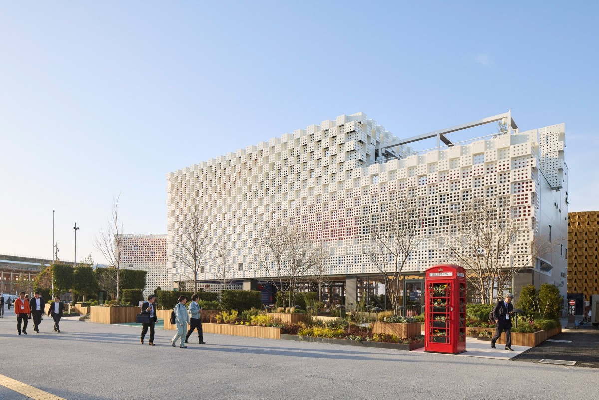 La estructura ha sido concebida como una instalación temporal, construida con una cuadrícula modular de 10x10 metros sobre cimentaciones ligeras.