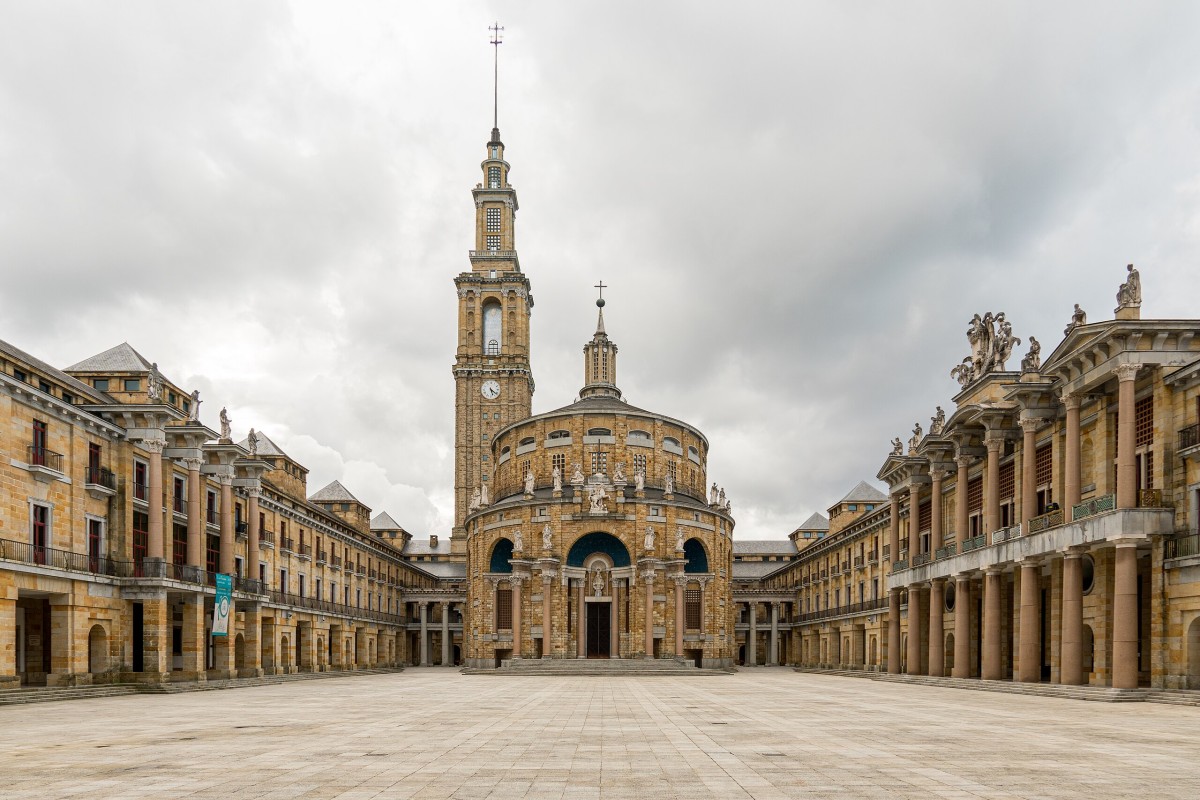 La torre‑campanario, de 130 metros de altura y construída íntegramente en piedra arenisca sigue siendo el edificio de de piedra más alto de España.