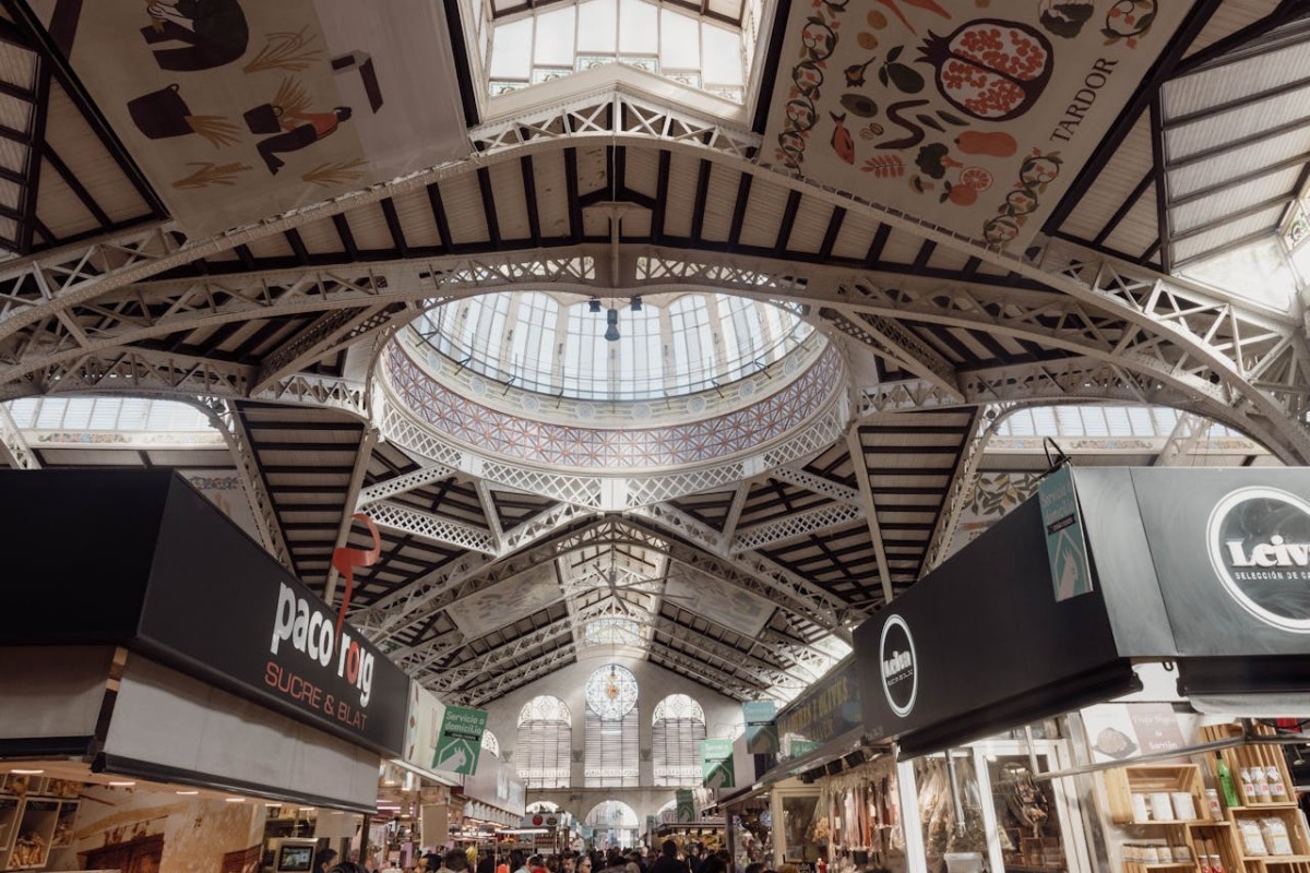 Interior del Mercado Central de Valencia donde se aprecia su gran decoración.