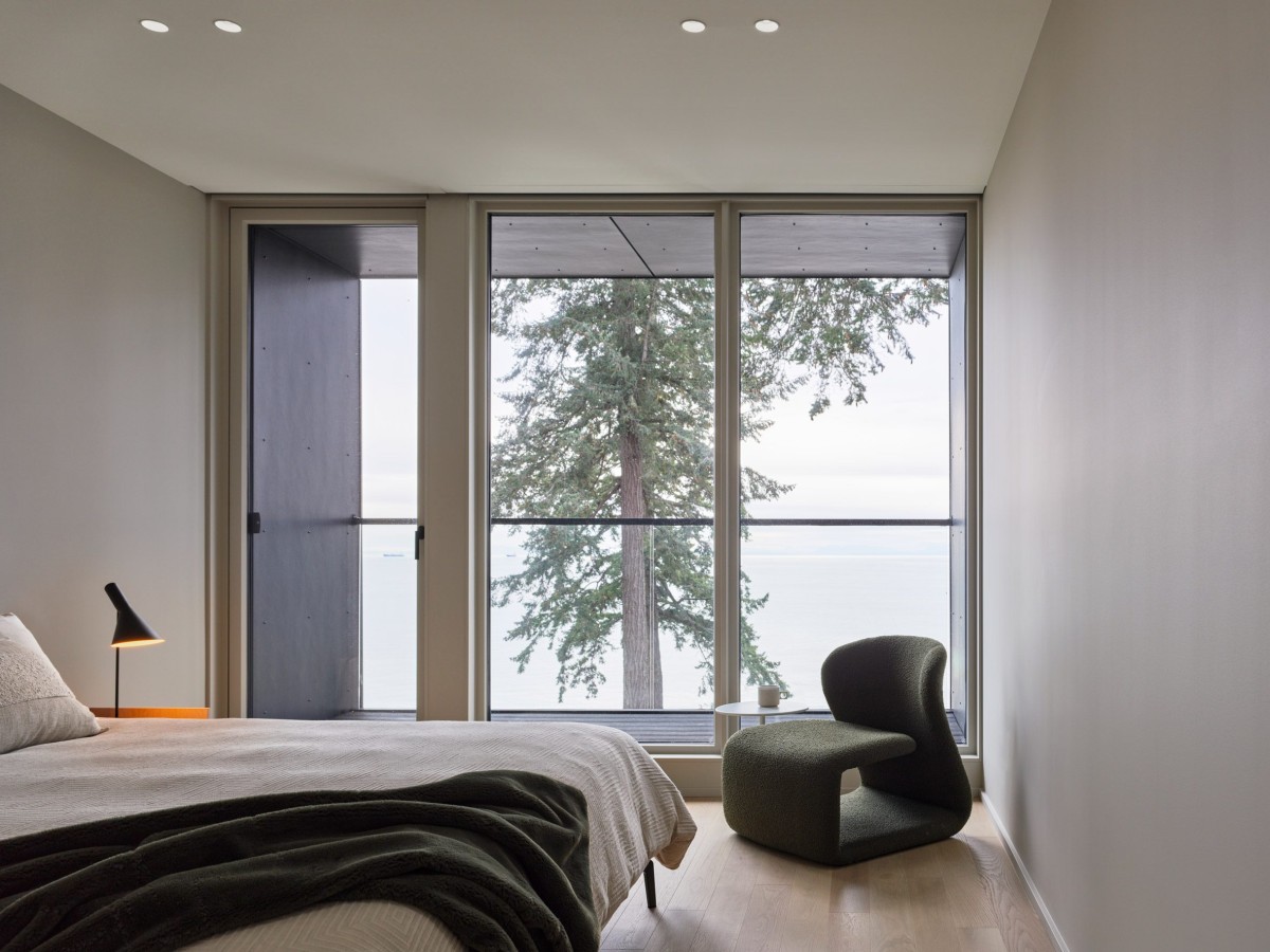 En la planta superior, el color topo domina una atmósfera más tranquila y recogida.