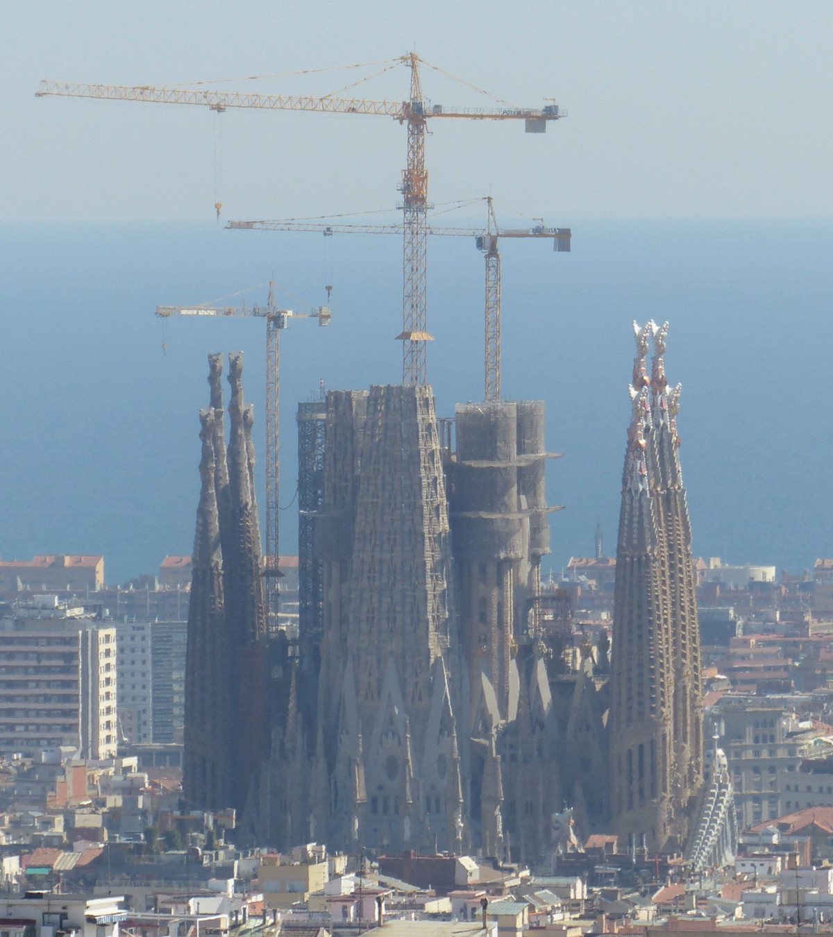Die Sagrada Familia vom Park Güell im Jahr 2019.